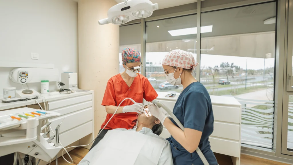 microchirurgie dentaire montferrier sur lez Soins des gencives Eurêka dentaire - Chirurgiens-dentistes à Castelnau-le-Lez